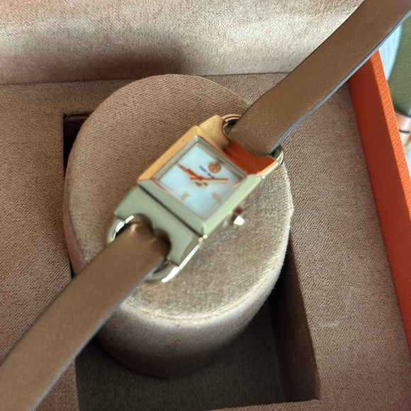 Tory Burch Double T Link Women's Watch w/ a Reversible Leather Strap Wrap Design - Picture 5 of 11